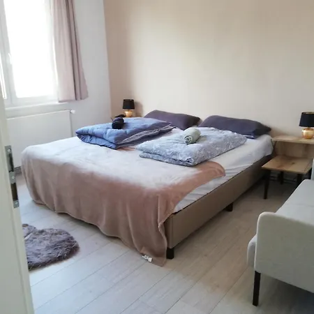 2 Bed Flat - Sleeps 4 - Pets - Parking - Wifi *